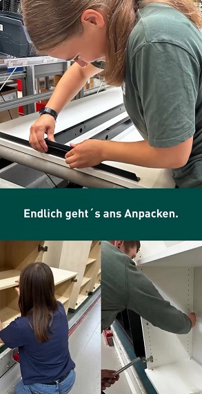 Lernende beim Möbelaufbau