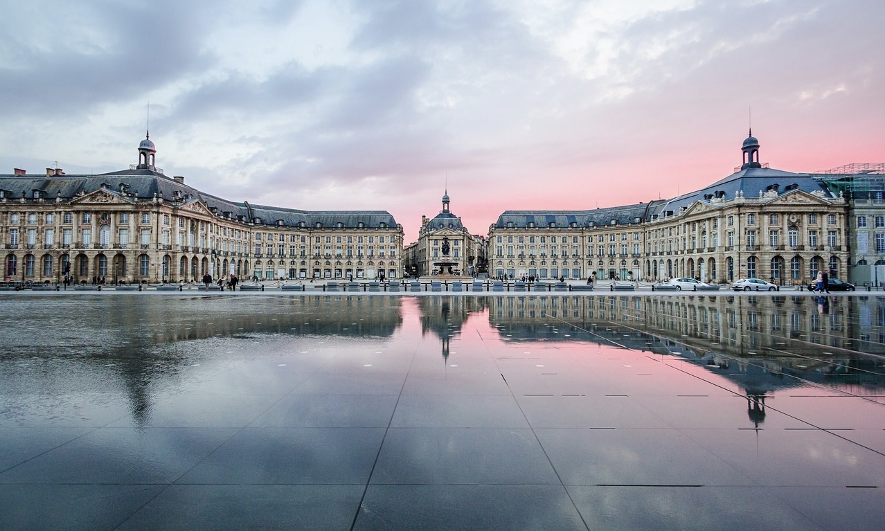 Das Bild zeigt den Börsenplatz von Bordeaux