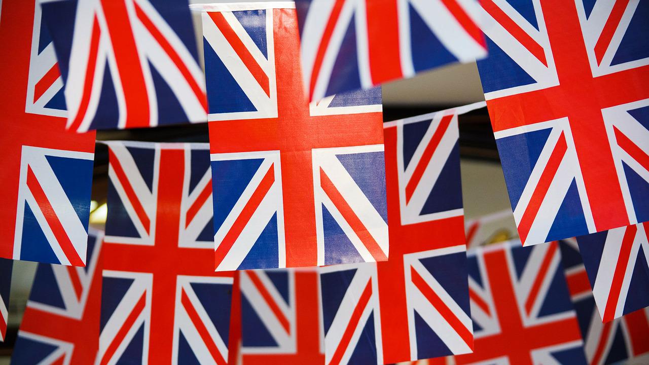 Das Bild zeigt mehrere britische Flaggen