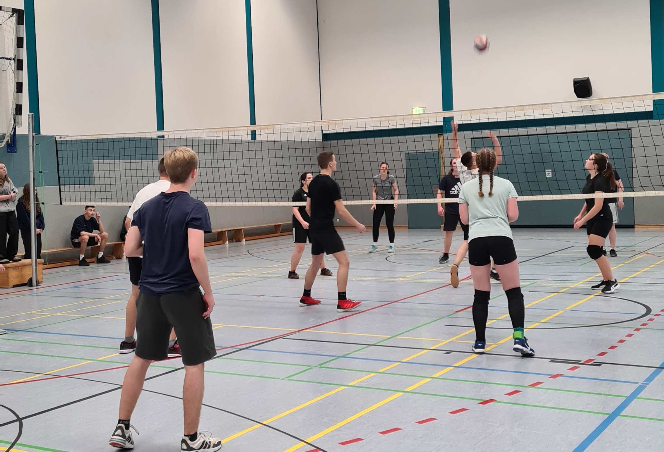 Das Bild zeigt das Volleyballturnier des Gymnasiums am Tannenberg